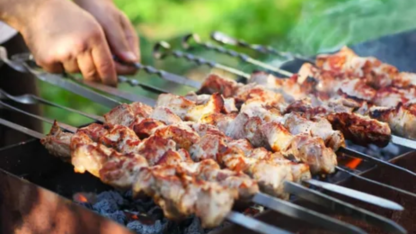 Роспотребнадзор напоминает об особенностях приготовления мясных блюд на открытом огне